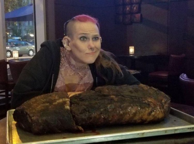 Девушка за час втоптала 10 кг мяса