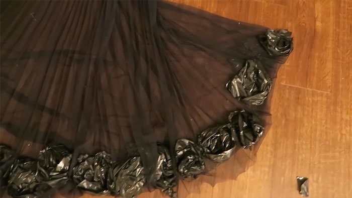 Школьница сделала на выпускной платье из мусорных пакетов