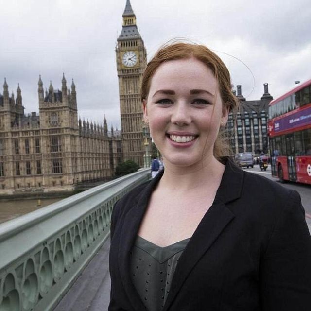 Молодая секретарша министра Британии подрабатывала проституткой