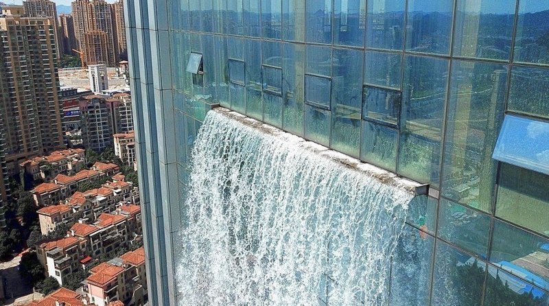 В Китае построили небоскреб с водопадом