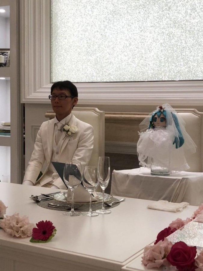 Японец женился на виртуальной поп–звезде