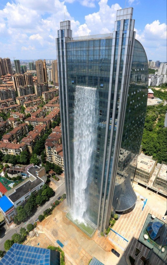В Китае построили небоскреб с водопадом