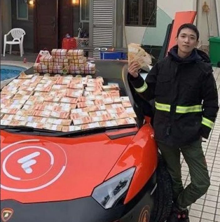 В Гонконге миллионера арестовали за то, что он сбросил с крыши $12,8 м