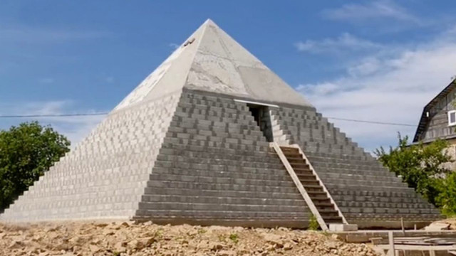 Супруги из России построили копию Пирамиды Хеопса