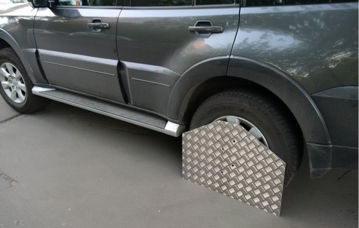 Как припарковаться, чтобы автомобиль не забрал эвакуатор