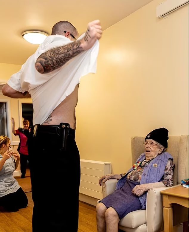 102-летняя женщина заказала стриптиз на день рождения