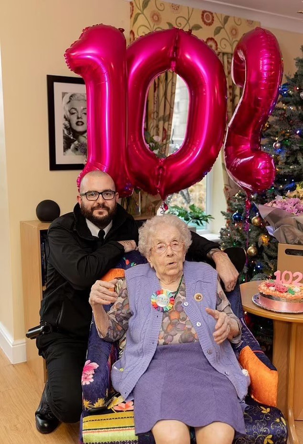 102-летняя женщина заказала стриптиз на день рождения
