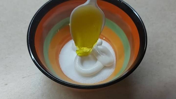 Лайфак - смешать соль и дешёвую зубную пасту