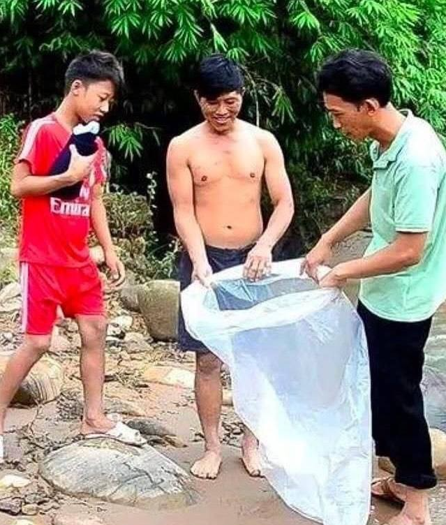 Во Вьетнаме родители отправляют детей в школу в полиэтиленовых пакетах