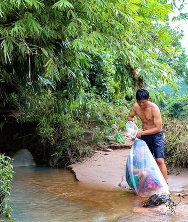 Во Вьетнаме родители отправляют детей в школу в полиэтиленовых пакетах