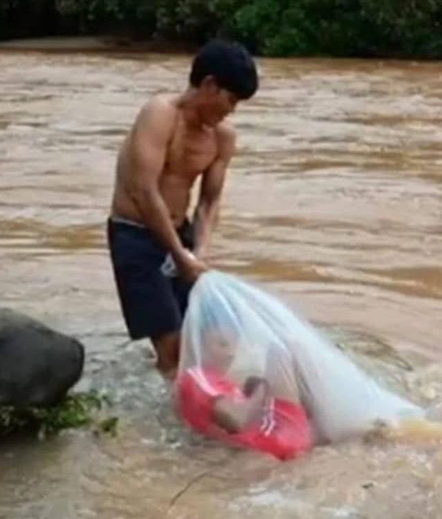 Во Вьетнаме родители отправляют детей в школу в полиэтиленовых пакетах