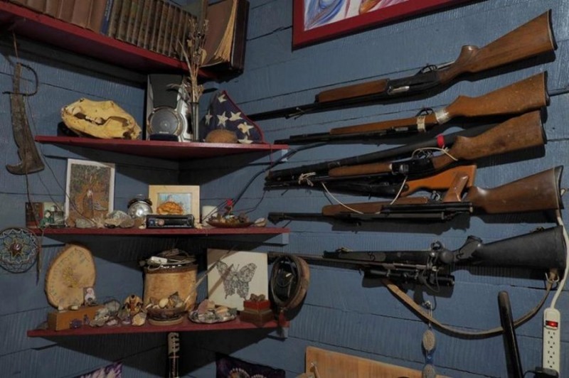 Семья Атчли ушла 18 лет назад от цивилизации жить в глушь на Аляске