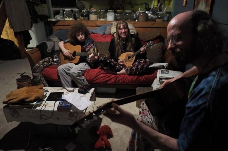 Семья Атчли ушла 18 лет назад от цивилизации жить в глушь на Аляске