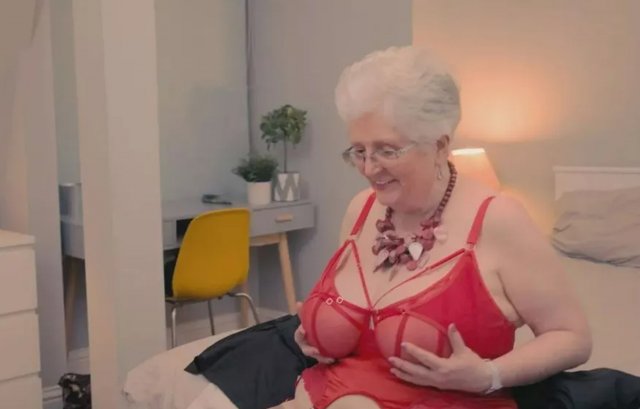 72-летняя бабушка ушла в эскорт